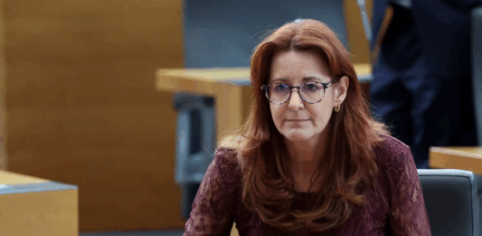 Katičeva naj bi zahtevala, da ji najdejo službo, kmalu nato videna na Darsu