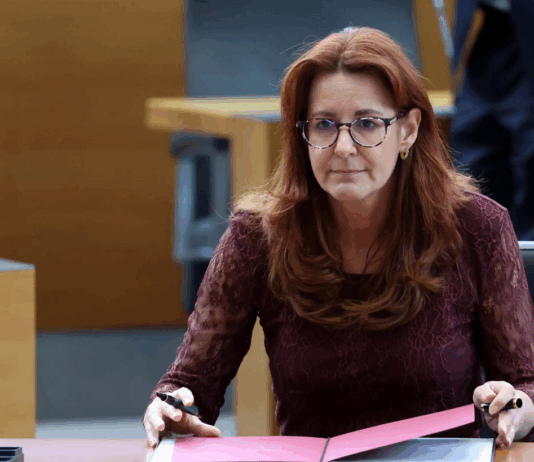 Katičeva naj bi zahtevala, da ji najdejo službo, kmalu nato videna na Darsu