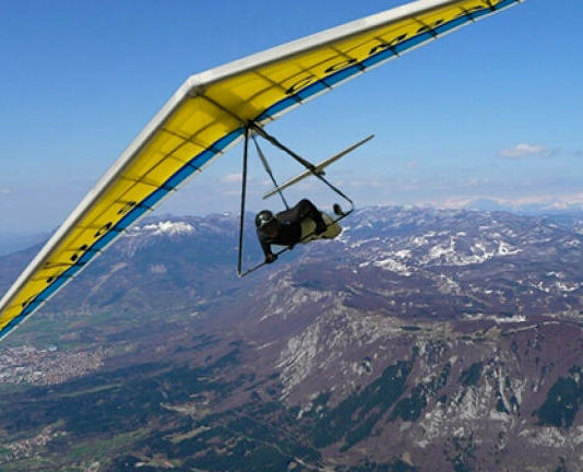 V Kočevju pri letenju z zmajem umrl 81-letnik