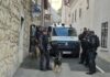 Na begu oborožen ropar, policija svari, naj se mu ne približujejo