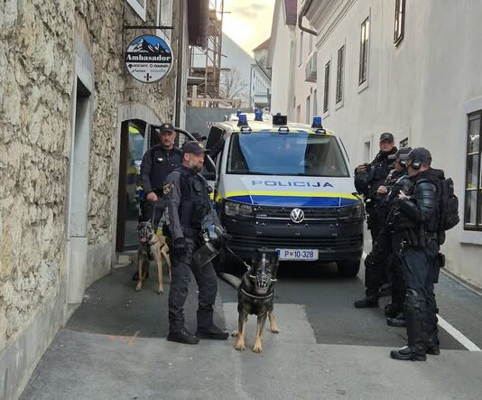 Na begu oborožen ropar, policija svari, naj se mu ne približujejo