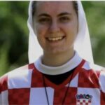 Zabodel jo je zaradi križa, ki ga je nosila okoli vratu