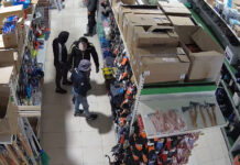 Komaj verjetni posnetki kraj Romov: Pridejo cele družine, vzamejo kar želijo (video)