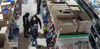 Komaj verjetni posnetki kraj Romov: Pridejo cele družine, vzamejo kar želijo (video)