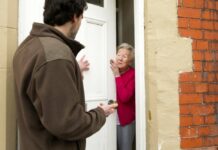 Otroka pobegnila od doma in oropala žensko