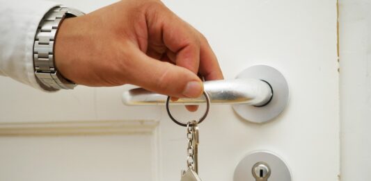 Dejstva: Levica hoče obdavčiti tiste, ki so vlagali v lastna stanovanja in hiše