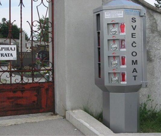 Vlomil v svečomat in odnesel izplen prvonovembrskih praznikov