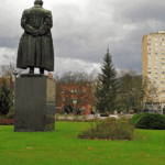 Okoli vratu Titovega kipa zavezali vrv in ga odvlekli