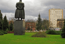 Okoli vratu Titovega kipa zavezali vrv in ga odvlekli