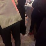 Po državni proslavi sezula čevlje in stopila na prt mize za pogostitev visokih gostov