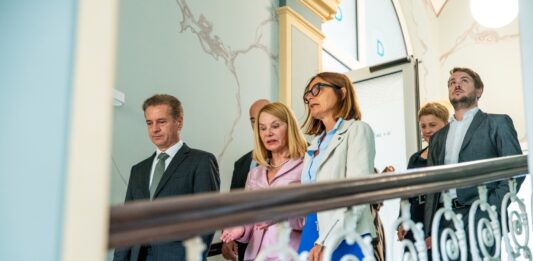 Zdravstvo pod SD in Golobom: Od obljub o 30 dneh do specialista – do rekordnih čakalnih vrst in ponavljanja istih fraz