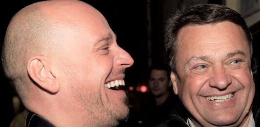 Bankrotirani sin ljubljanskega župana domnevno živi v razkošni soseski in se vozi z luksuznimi avtomobili