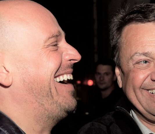 Bankrotirani sin ljubljanskega župana domnevno živi v razkošni soseski in se vozi z luksuznimi avtomobili