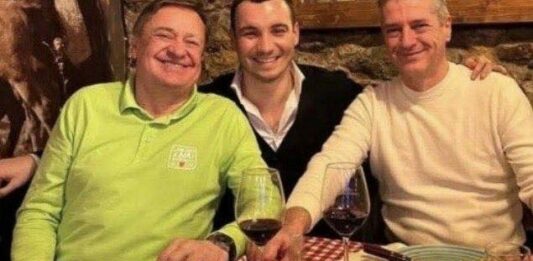 Vlada ob koncu leta le s podporo tretjine volivcev