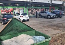 Takole nemarno je odvrgel steklo eden od stanovalcev blokov