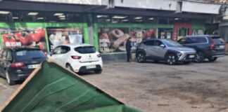 Takole nemarno je odvrgel steklo eden od stanovalcev blokov