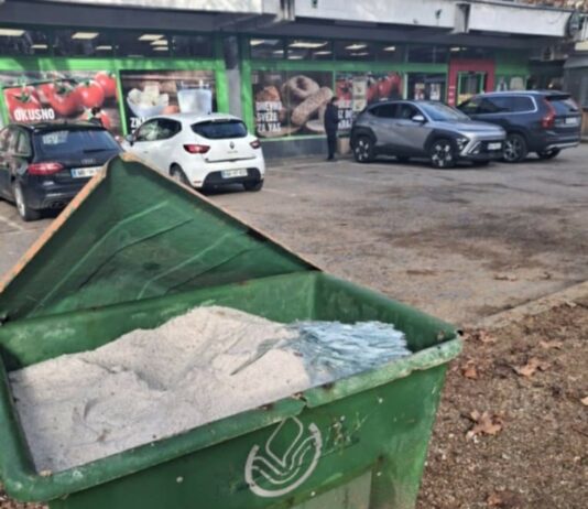 Takole nemarno je odvrgel steklo eden od stanovalcev blokov