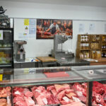 V center Novega mesta prihaja belokranjska mesarija