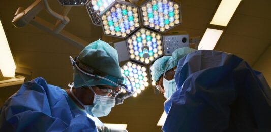 Izjava dneva: “Izgubljamo ljudi, ki edini znajo opravljati najtežje posege in prenašati znanje na mlajše generacije”