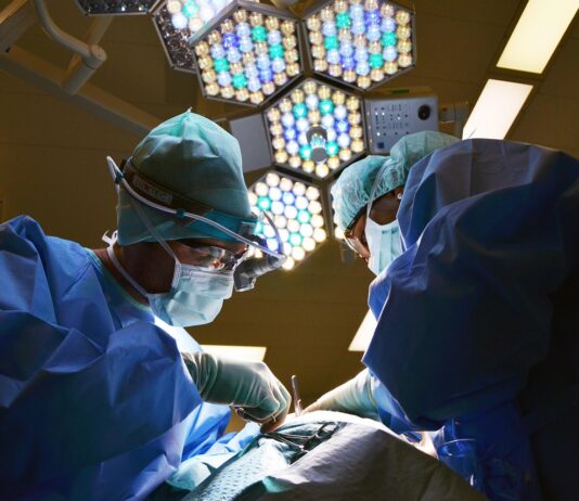 Izjava dneva: “Izgubljamo ljudi, ki edini znajo opravljati najtežje posege in prenašati znanje na mlajše generacije”