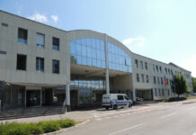 Mimo policijske postaje opoldne po cesti vijugal mrtvo pijan