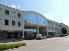 Mimo policijske postaje opoldne po cesti vijugal mrtvo pijan