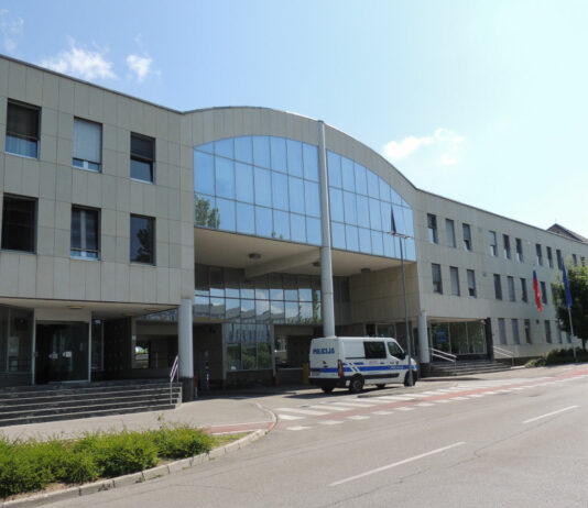 Mimo policijske postaje opoldne po cesti vijugal mrtvo pijan