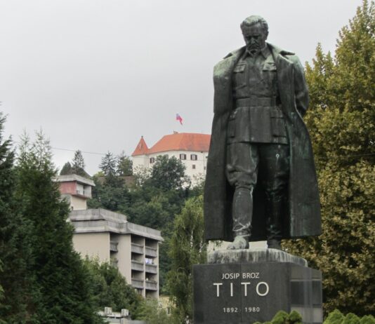 Okoli vratu Titovega kipa zavezali vrv in ga odvlekli