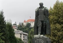 Okoli vratu Titovega kipa zavezali vrv in ga odvlekli
