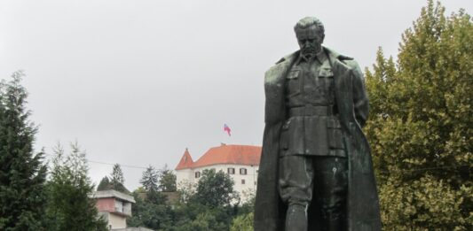 Okoli vratu Titovega kipa zavezali vrv in ga odvlekli