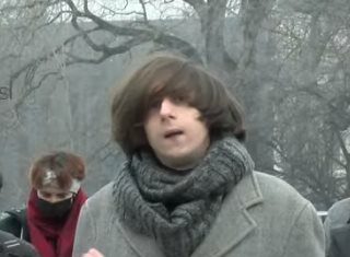 Muki pozval k linču poslancev: Kje je policija?