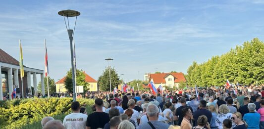 Romska problematika: V Šentjerneju soočenje s kandidati za volitve, v državnem zboru seja komisije za peticije