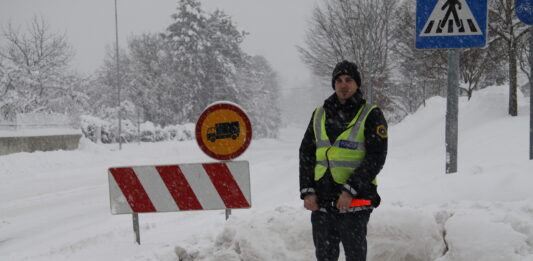 Policija: Trenutne vremenske razmere zaradi sneženja zahtevne