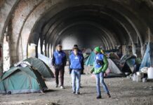 Brutalen napad skupine migrantov: trije mladoletniki končali v bolnišnici