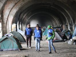 Brutalen napad skupine migrantov: trije mladoletniki končali v bolnišnici