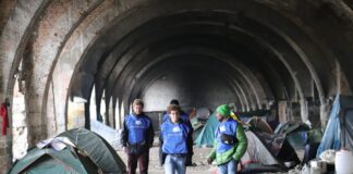 Brutalen napad skupine migrantov: trije mladoletniki končali v bolnišnici