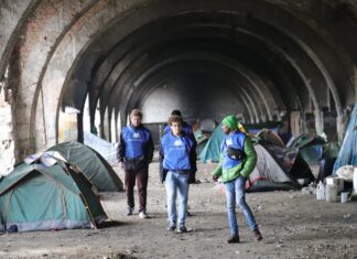 Brutalen napad skupine migrantov: trije mladoletniki končali v bolnišnici