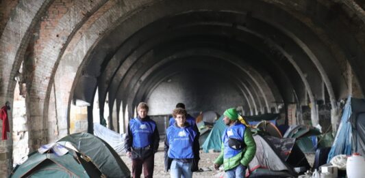 Brutalen napad skupine migrantov: trije mladoletniki končali v bolnišnici