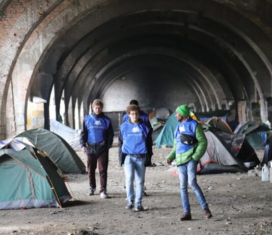 Brutalen napad skupine migrantov: trije mladoletniki končali v bolnišnici