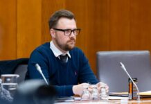 Vlada poslancu Svobode za 2,5 minute filma plačala 64.000 evrov