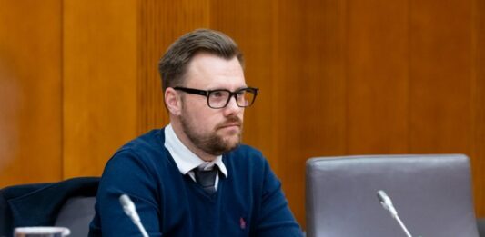 Vlada poslancu Svobode za 2,5 minute filma plačala 64.000 evrov