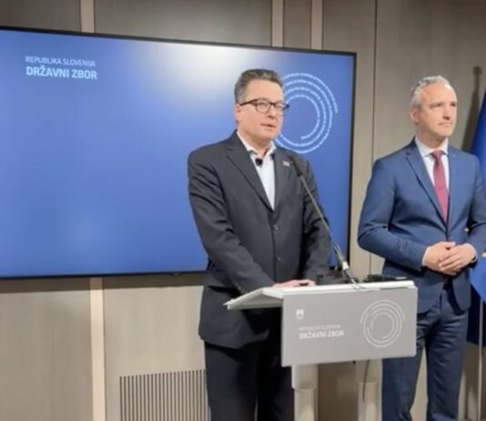 V SDS in NSi zahtevajo oceno ustavnosti Golobovega zakona o dolgotrajni oskrbi