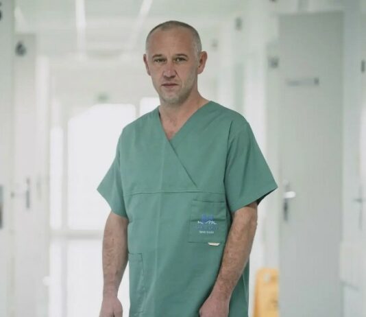 Ortoped Gregor Kavčič zoper Roberta Goloba vložil tožbo zaradi obrekovanja