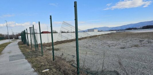 Romi poškodovali in odnesli več deset metrov panelne ograje ob obrtni coni