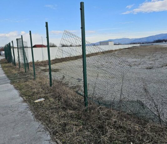 Romi poškodovali in odnesli več deset metrov panalne ograje ob obrtni coni