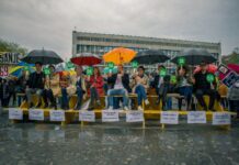 Odmevno: Kaže, da bodo spet sedeli pred parlamentom in dvigovali loparčke