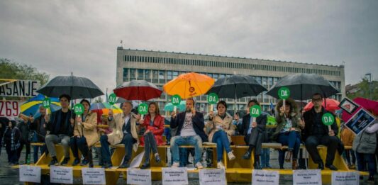 Odmevno: Kaže, da bodo spet sedeli pred parlamentom in dvigovali loparčke