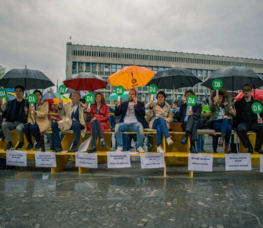 Odmevno: Kaže, da bodo spet sedeli pred parlamentom in dvigovali loparčke
