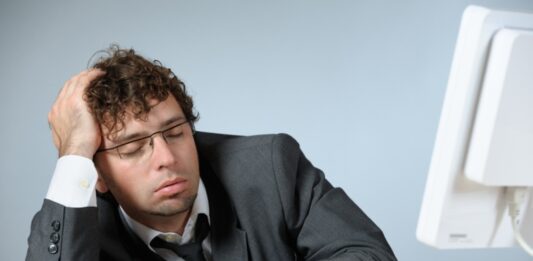 Pod Golobovo vlado število javnih uslužbencev pobezljalo