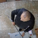 Prepoznate ta dva zmikavta? Pri kraji ju je zasačil župnik (video)